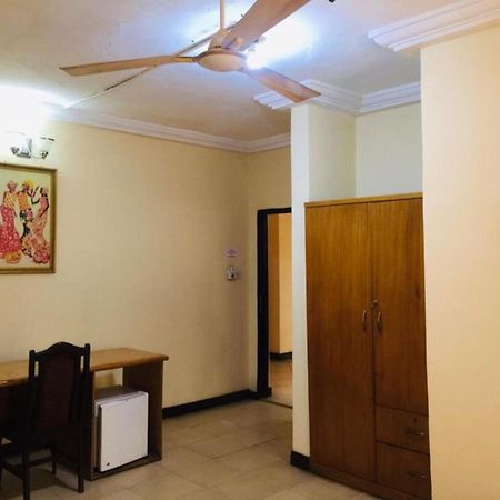 Room In Bb - Double Room With Balcony In The Heart Of City Accra Exterior photo