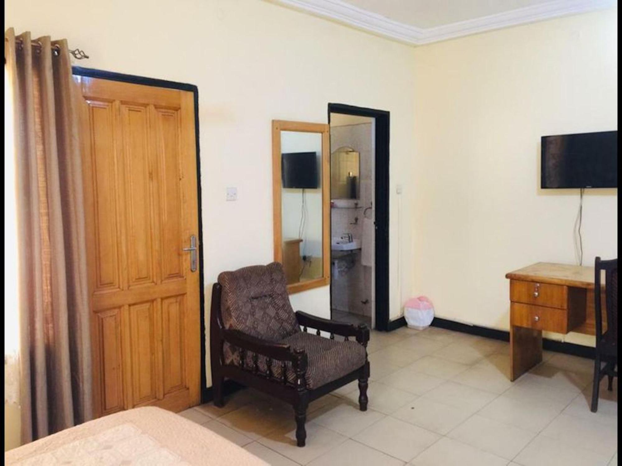 Room In Bb - Double Room With Balcony In The Heart Of City Accra Exterior photo