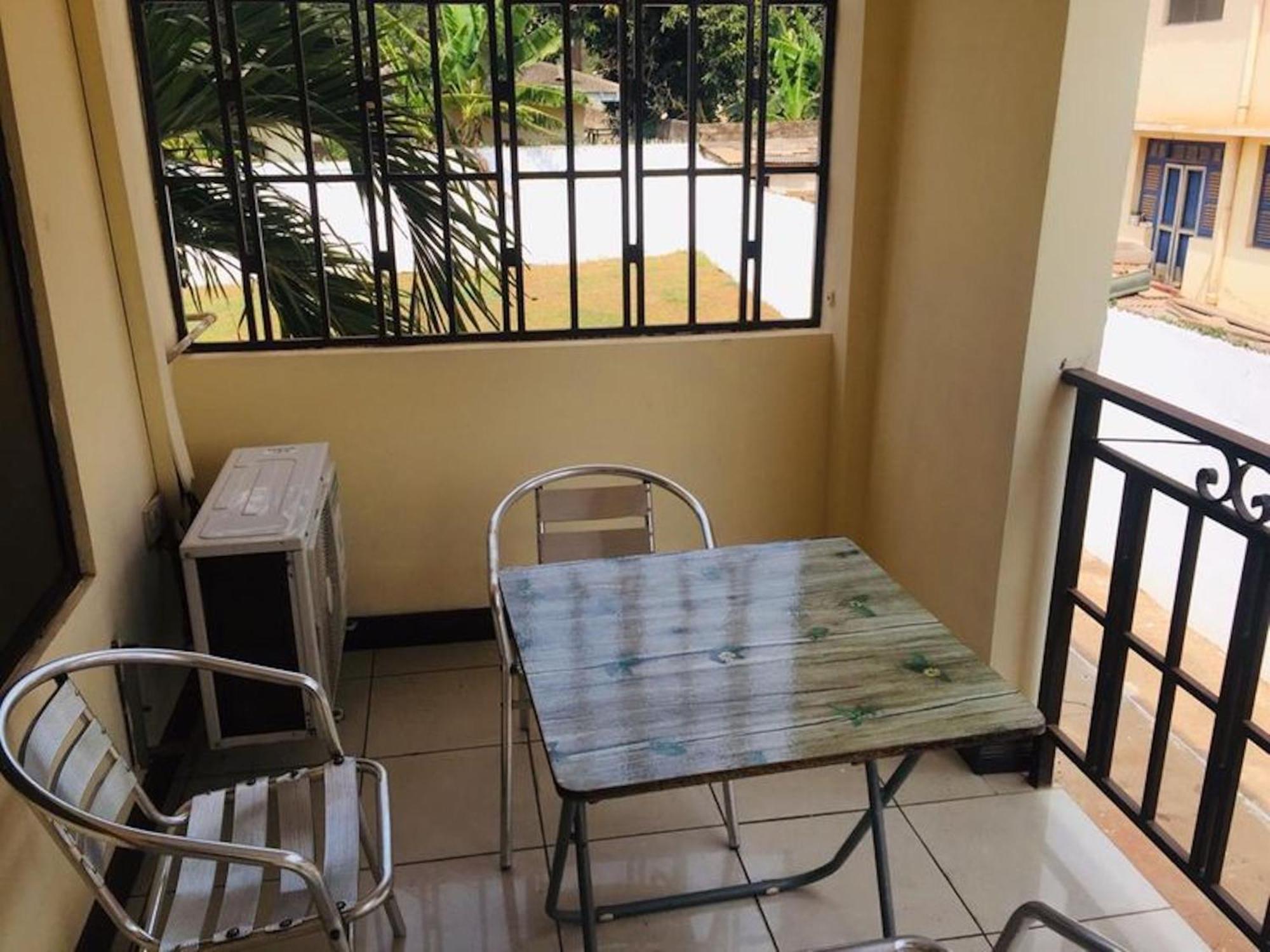 Room In Bb - Double Room With Balcony In The Heart Of City Accra Exterior photo