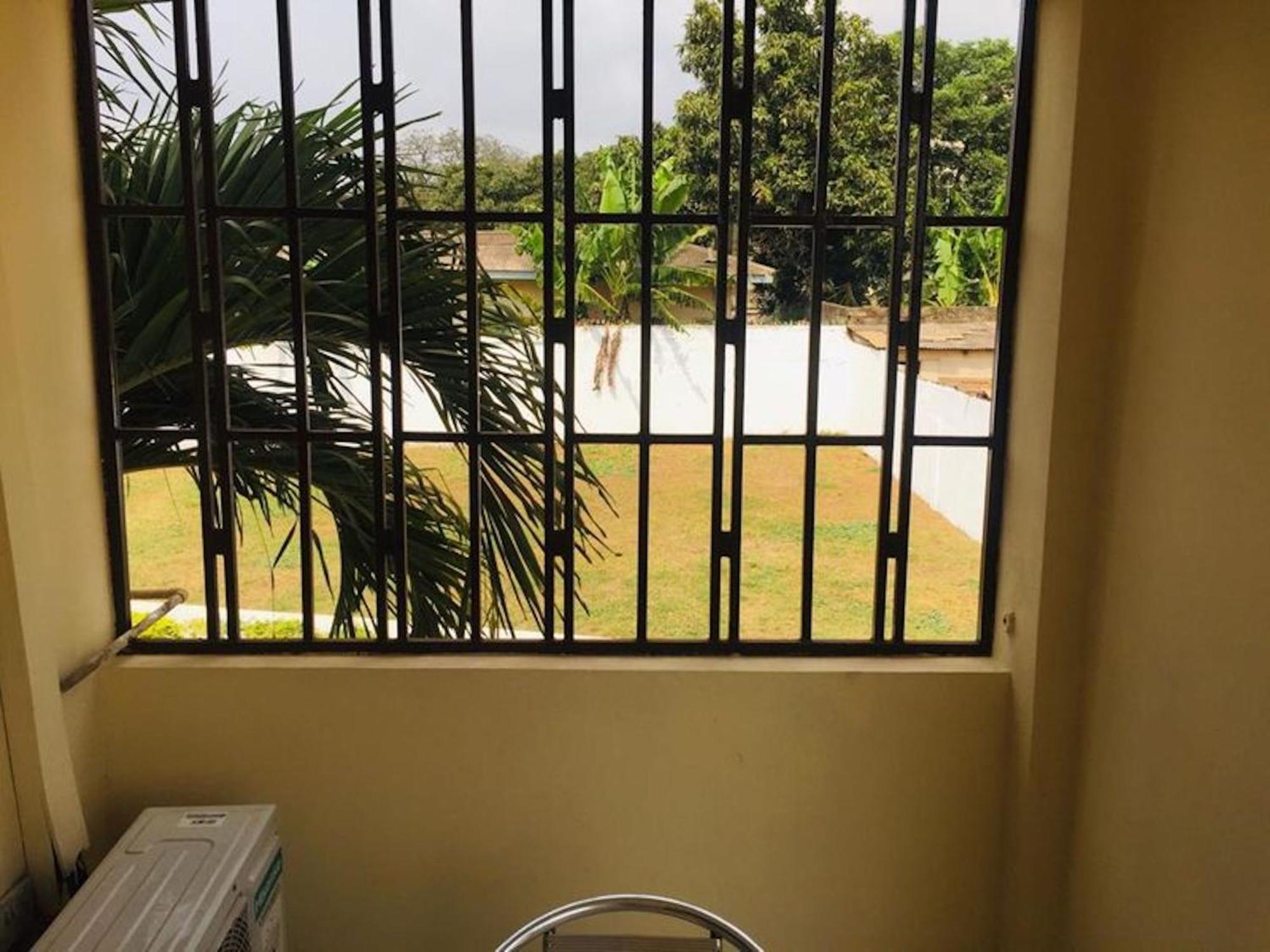 Room In Bb - Double Room With Balcony In The Heart Of City Accra Exterior photo