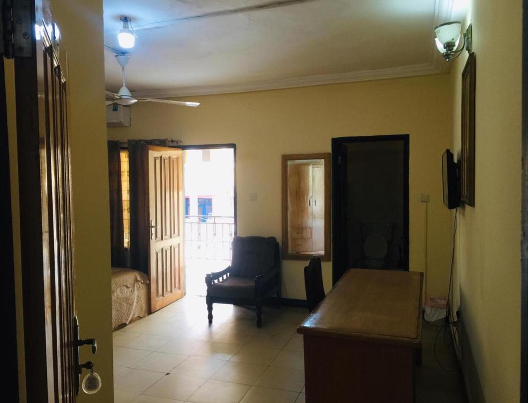 Room In Bb - Double Room With Balcony In The Heart Of City Accra Exterior photo