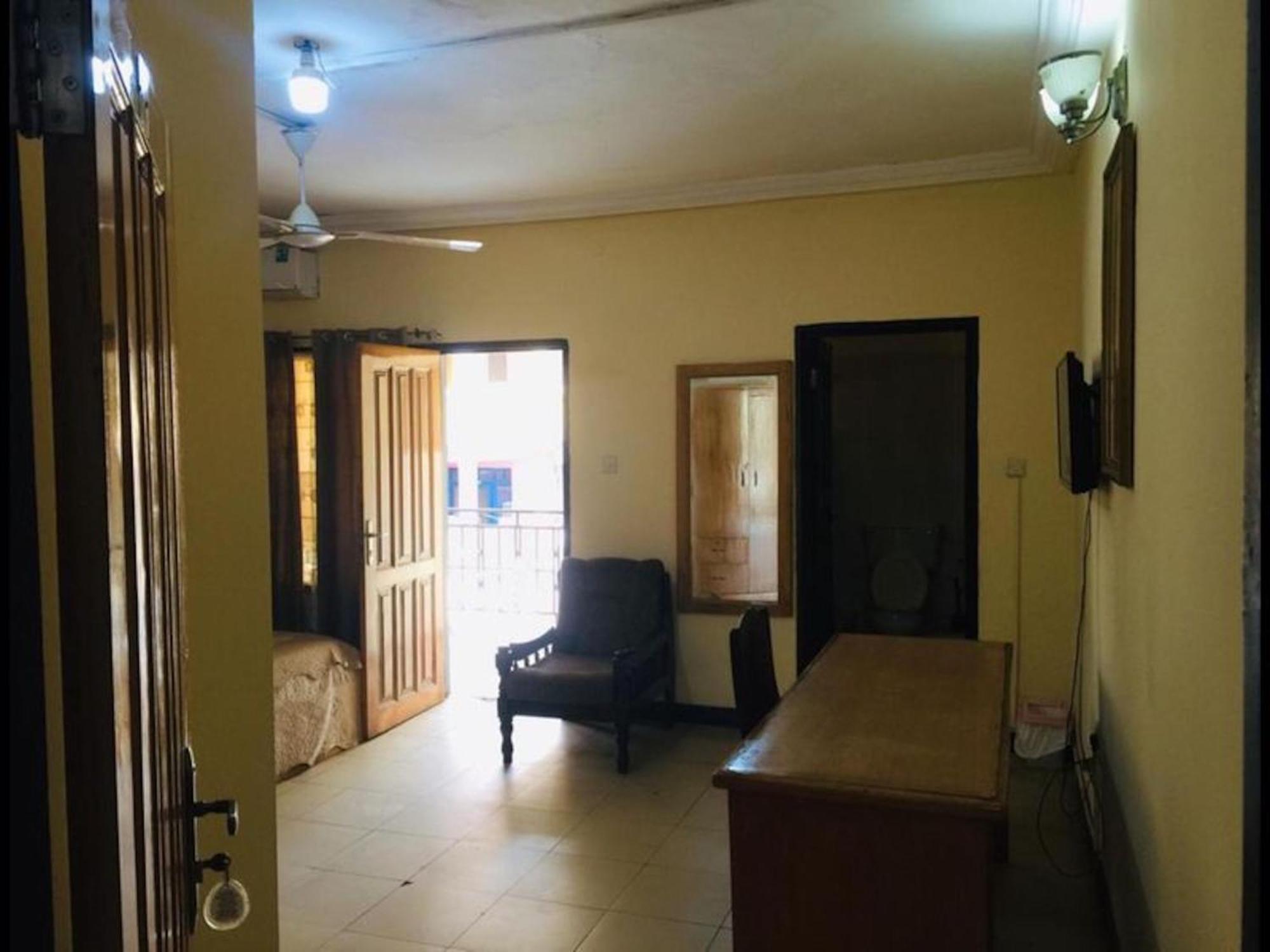 Room In Bb - Double Room With Balcony In The Heart Of City Accra Exterior photo